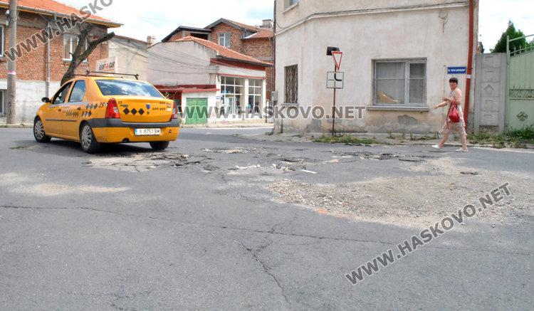 Сигнал: Проливните дъждове разбиха асфалта по хасковска улица