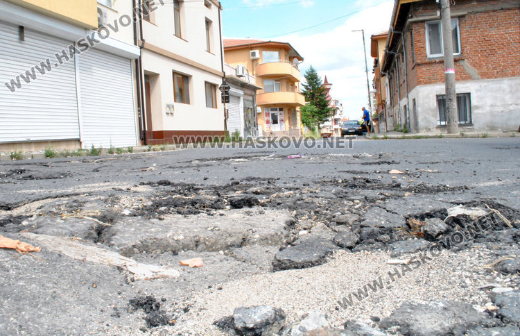 Сигнал: Проливните дъждове разбиха асфалта по хасковска улица