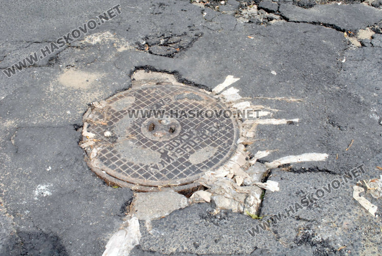 Сигнал: Проливните дъждове разбиха асфалта по хасковска улица