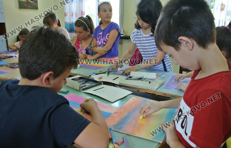 Изгревът и морето в декупажи и рисунки в Младежкия център