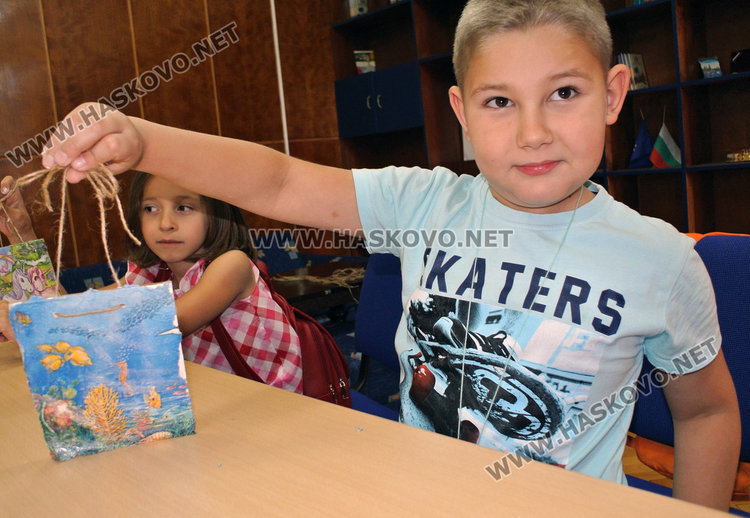 Изгревът и морето в декупажи и рисунки в Младежкия център