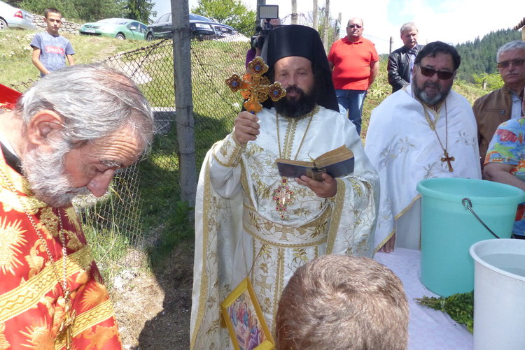 Училище в родопско село дари камбаната си на църквата, за да свързва хората с различна религия