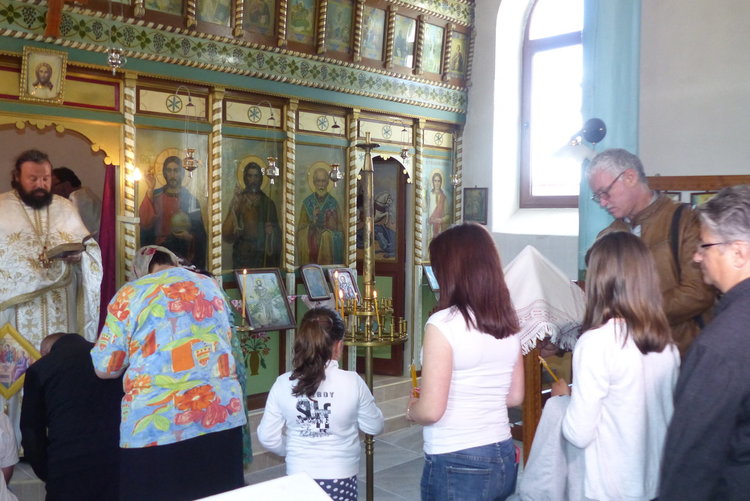 Училище в родопско село дари камбаната си на църквата, за да свързва хората с различна религия