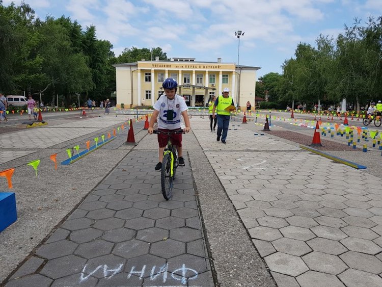 Пълен комплект медали завоюваха първомайски колоездачи