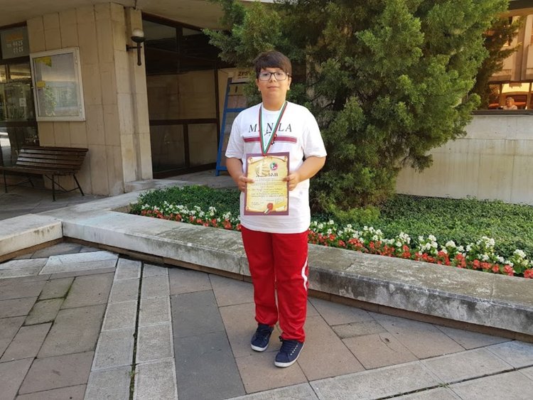 Пълен комплект медали завоюваха първомайски колоездачи