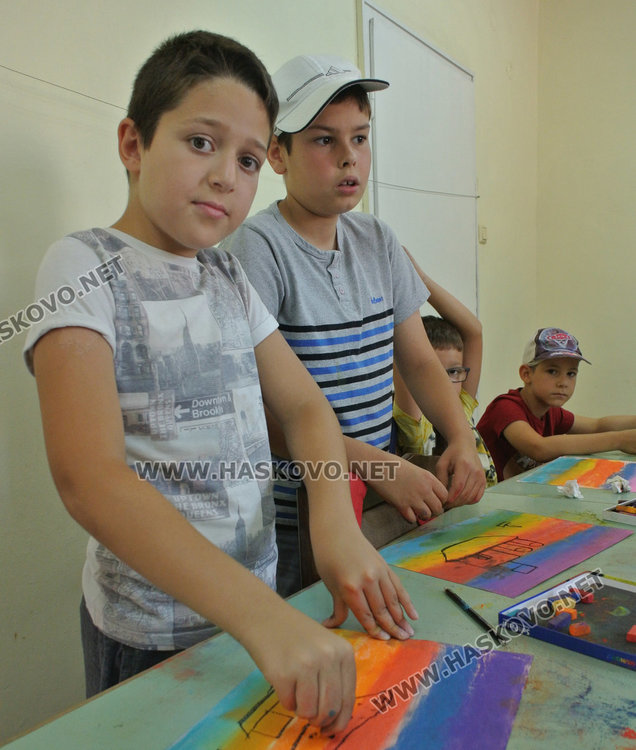 Изгревът и морето в декупажи и рисунки в Младежкия център