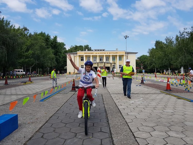 Пълен комплект медали завоюваха първомайски колоездачи