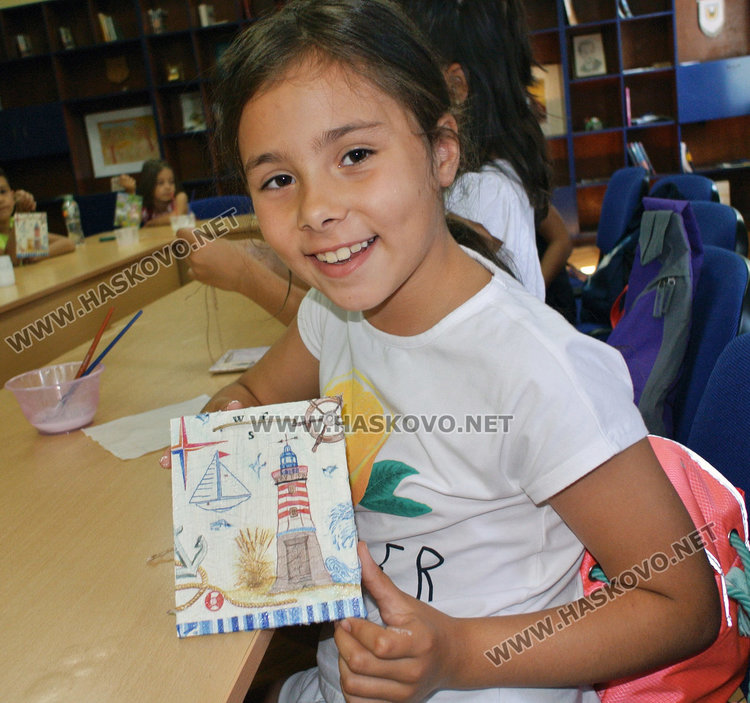 Изгревът и морето в декупажи и рисунки в Младежкия център