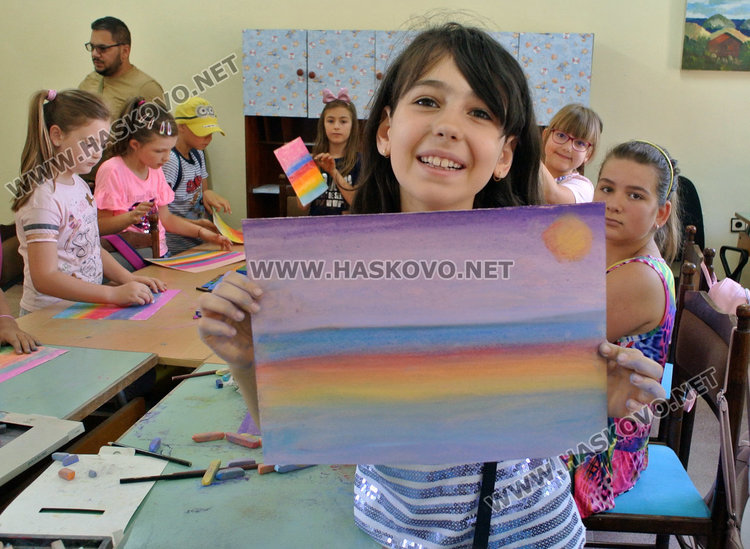 Изгревът и морето в декупажи и рисунки в Младежкия център