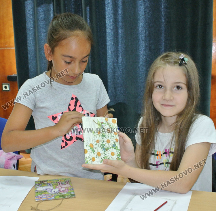 Изгревът и морето в декупажи и рисунки в Младежкия център