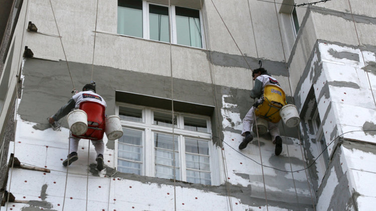 Саниращи фирми в забранено споразумение се облагодетелствали от програма за енергийна ефективност