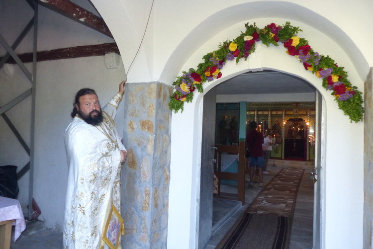 Училище в родопско село дари камбаната си на църквата, за да свързва хората с различна религия