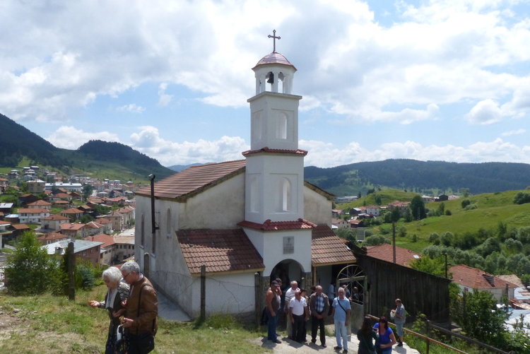 Училище в родопско село дари камбаната си на църквата, за да свързва хората с различна религия