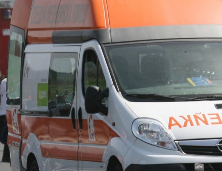 Жена с ампутиран крак след удар с кола, подкарана от  3-годишно дете