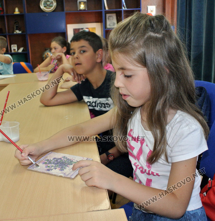 Изгревът и морето в декупажи и рисунки в Младежкия център