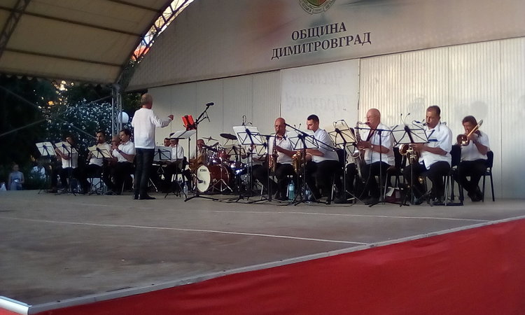 Димитровград посрещна July Evening с музикални хитове и евъргрийни