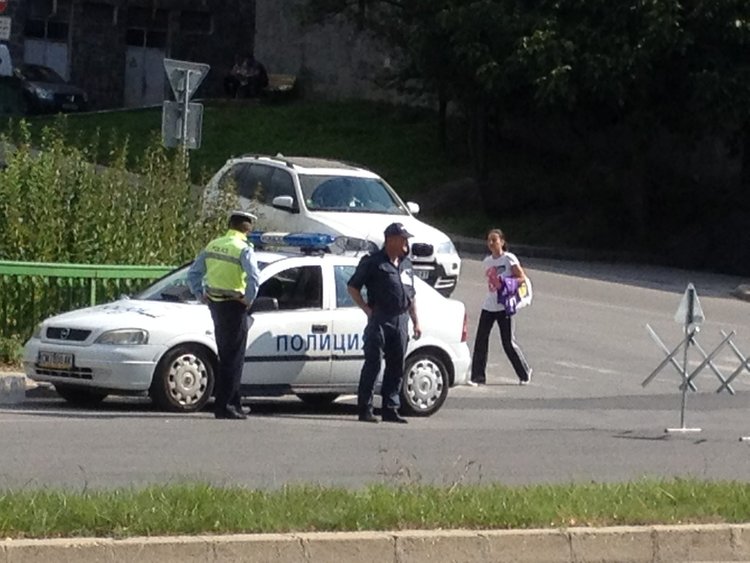 Двама спипани да шофират без регистрация и номера на друга кола