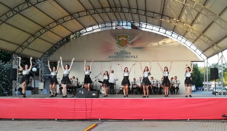 Димитровград посрещна July Evening с музикални хитове и евъргрийни