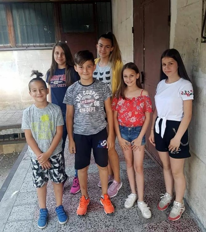 Малчугани от Мадан плетат гривни през ваканцията, продават ги за благотворителност и са хит в града 