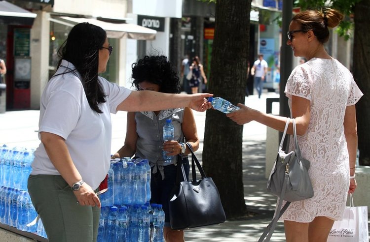 И в Перник раздават минерална вода заради горещините