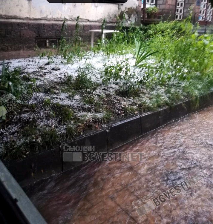 Силна буря с гръмотевици и градушка се разрази над Смолян