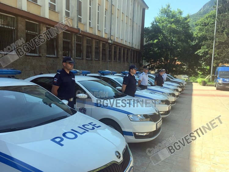 За празника бяха връчени официално и нови шест модерни автомобила