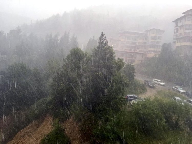 Силна буря с гръмотевици и градушка се разрази над Смолян