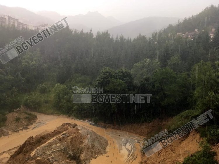 Силна буря с гръмотевици и градушка се разрази над Смолян