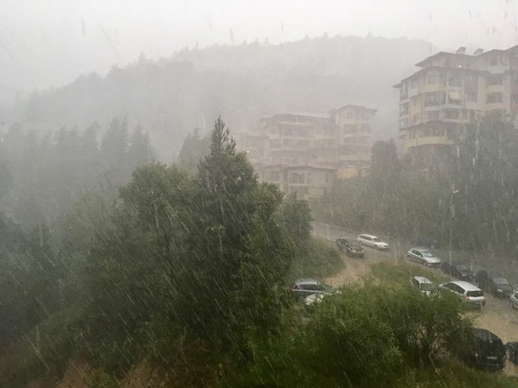 Силна буря с гръмотевици и градушка се разрази над Смолян