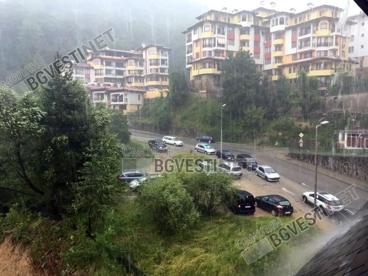 Силна буря с гръмотевици и градушка се разрази над Смолян