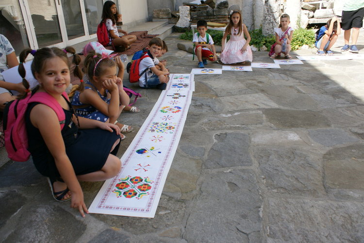 Децата от "Забавно лято" рисуваха шевици и търсиха съкровища в музея