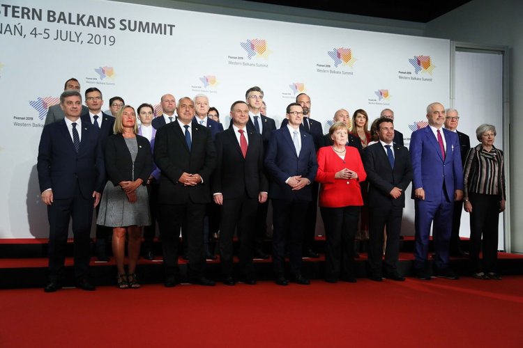 Борисов показва снимки на Мей и Меркел в Познан