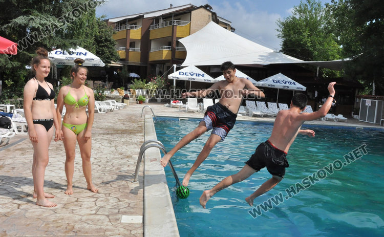 Забавно лято с фиеста в басейна