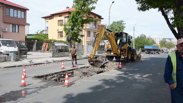 Пътна полиция към водачите:Избягвайте улица "Осми март" заради ремонта