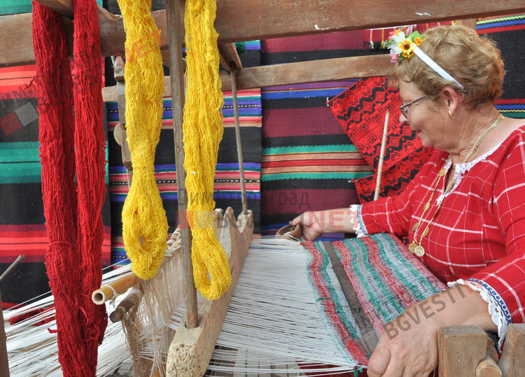 Шарени черги и старинни занаяти показаха в село Брод