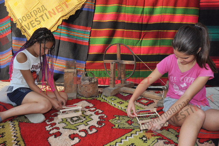 Шарени черги и старинни занаяти показаха в село Брод