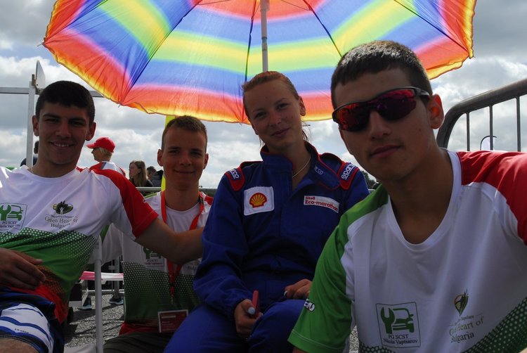  Отборът на гимназията в Чепеларе покори пистата в Лондон с еко автомобил на бъдещето