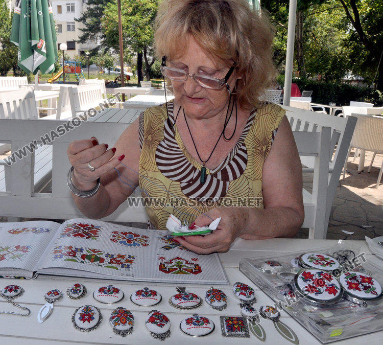 Бродирани с български шевици бижута "летят" от Хасково за  Щатите