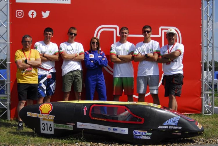  Отборът на гимназията в Чепеларе покори пистата в Лондон с еко автомобил на бъдещето