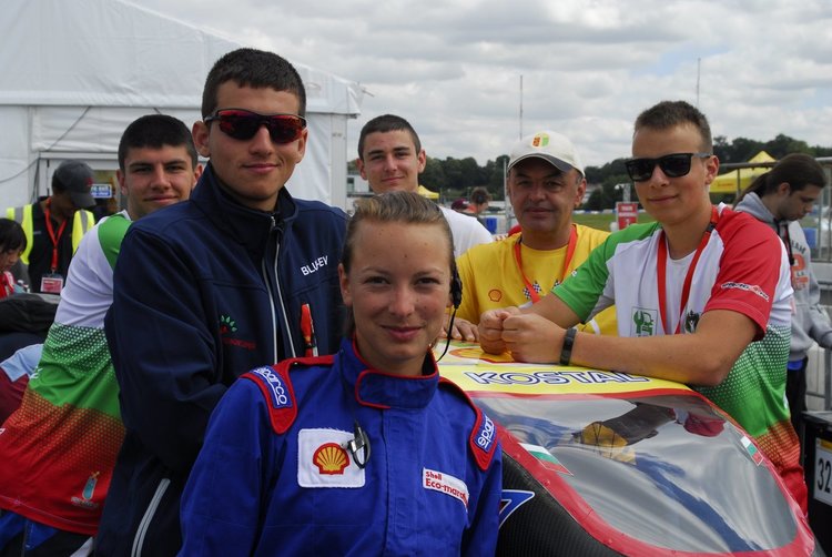  Отборът на гимназията в Чепеларе покори пистата в Лондон с еко автомобил на бъдещето