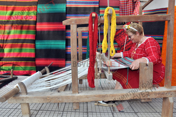 Шарени черги и старинни занаяти показаха в село Брод