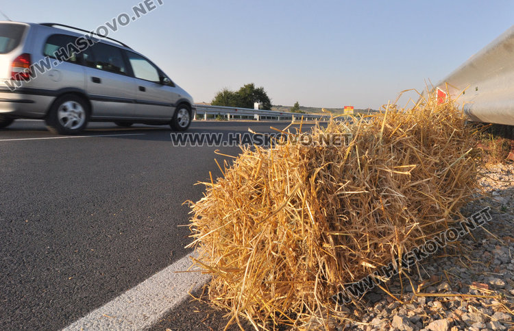 Препълнени камиони ръсят бали слама по пътя, става опасно