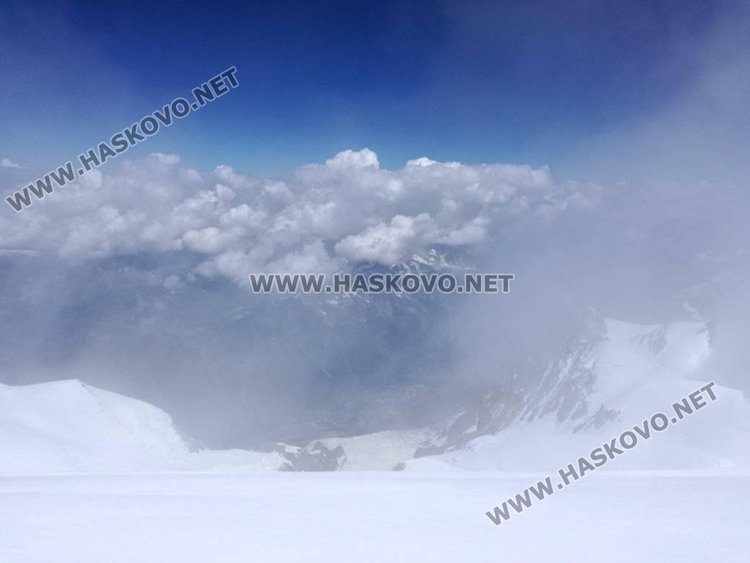 Трима хасковлии и варненка погледнаха света от Монблан