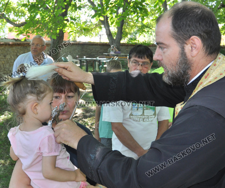 Деца биха камбаната на храмовия празник на Св.Неделя в Мандра
