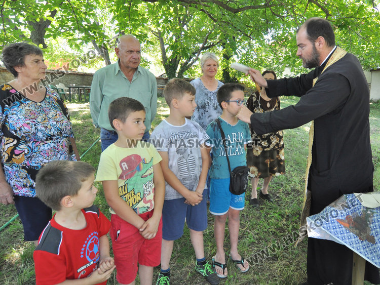 Деца биха камбаната на храмовия празник на Св.Неделя в Мандра