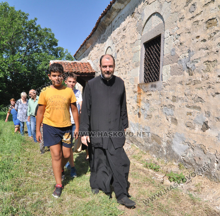 Деца биха камбаната на храмовия празник на Св.Неделя в Мандра