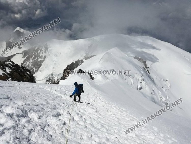 Трима хасковлии и варненка погледнаха света от Монблан
