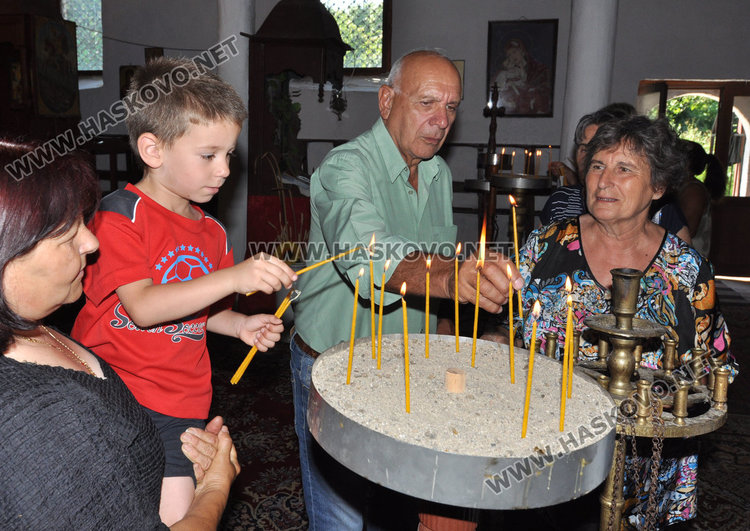 Деца биха камбаната на храмовия празник на Св.Неделя в Мандра