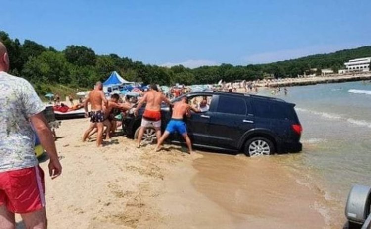 Кола мина през плажа Перла и затъна в морето, Ангелкова глобява концесионера (видео)