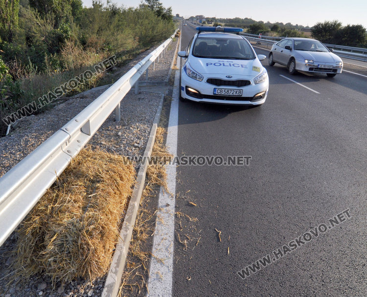 снимките са от разсипаната слама по пътя Хасково-Димитровград
